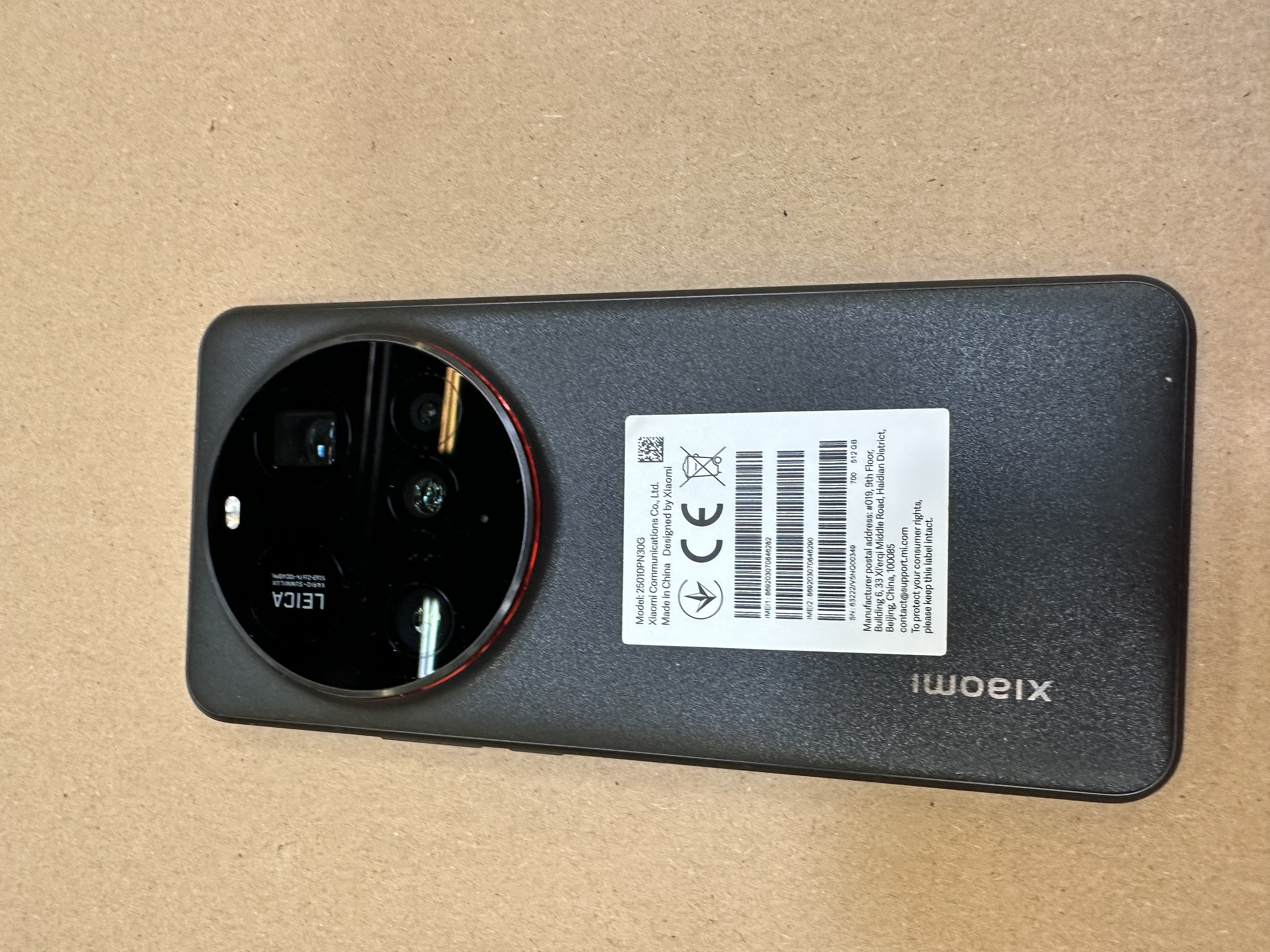 Tył telefonu Xiaomi 15 Ultra z konfiguracją aparatu Leica i marką.