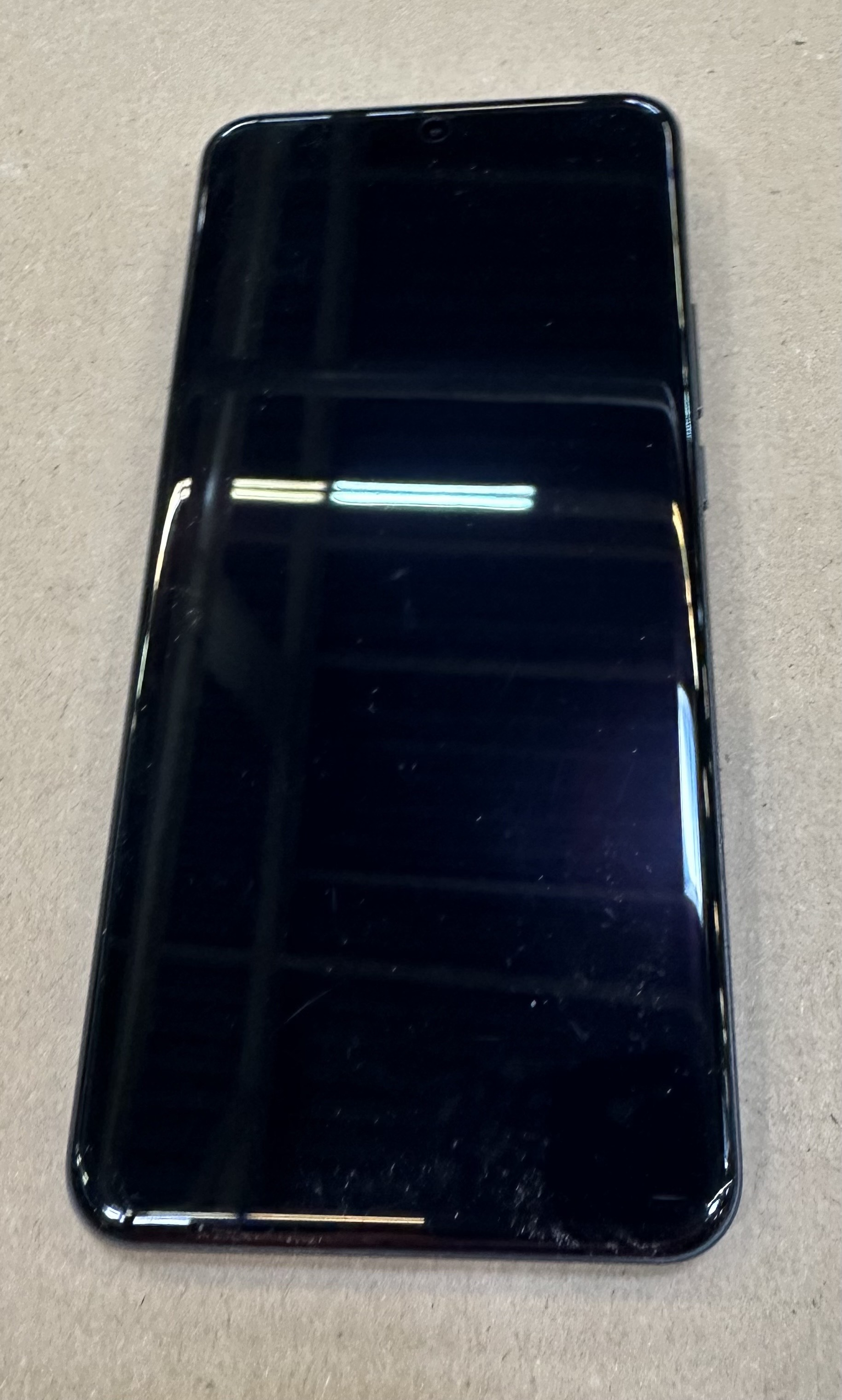 Czarny smartfon na powierzchni.