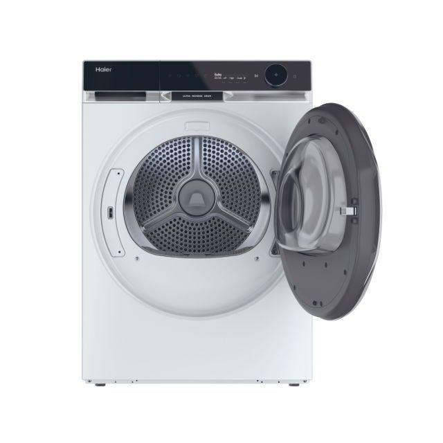 Ein weißer Haier-Trockner mit geöffneter Tür, die die Trommel freigibt. Die Tür ist grau. Der Trockner steht vor weißem Hintergrund.