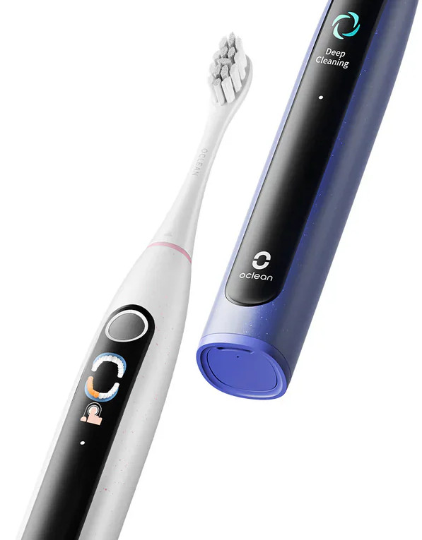 Szczoteczka elektryczna z białą główką i niebieskim uchwytem, z napisem 'Oclean', obok stacji ładującej.