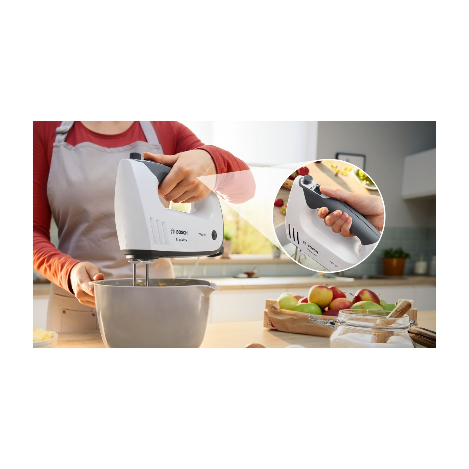 Una persona tiene in mano un frullatore a immersione bianco. C'è una ciotola davanti e frutta e ingredienti.