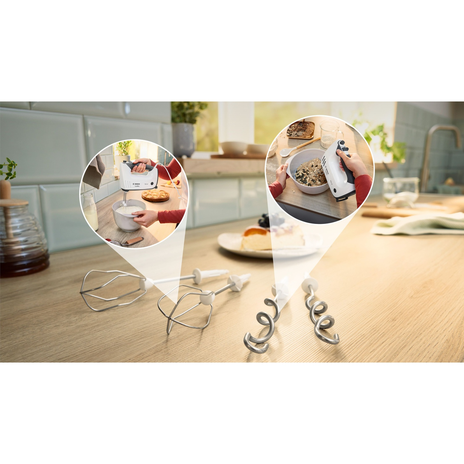 Frullatore a mano bianco con accessori. Due immagini mostrano la miscelazione in una ciotola. Ambiente cucina con cibo.