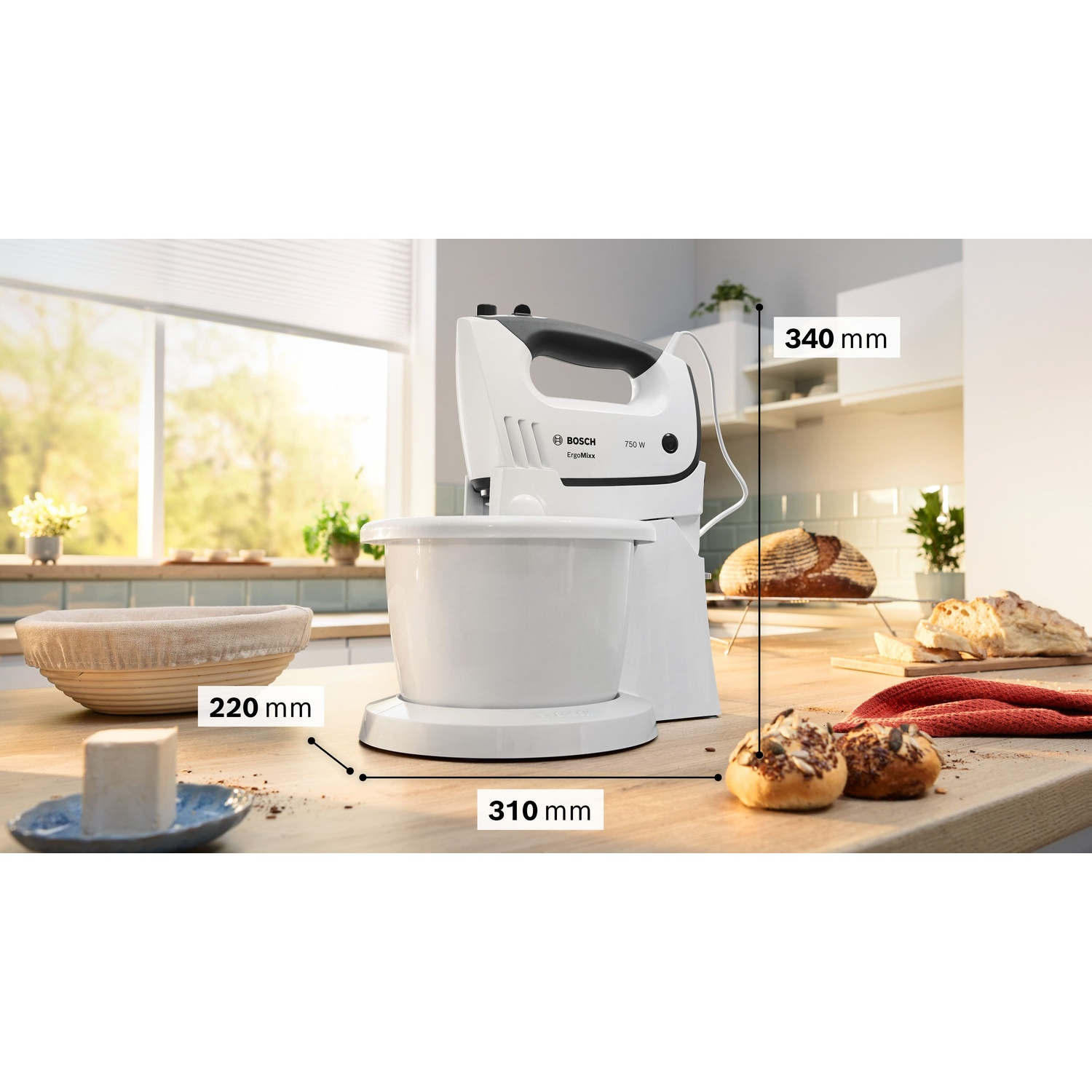 Frullatore a mano con misure e dimensioni. Il frullatore è su una superficie di legno in un ambiente cucina.