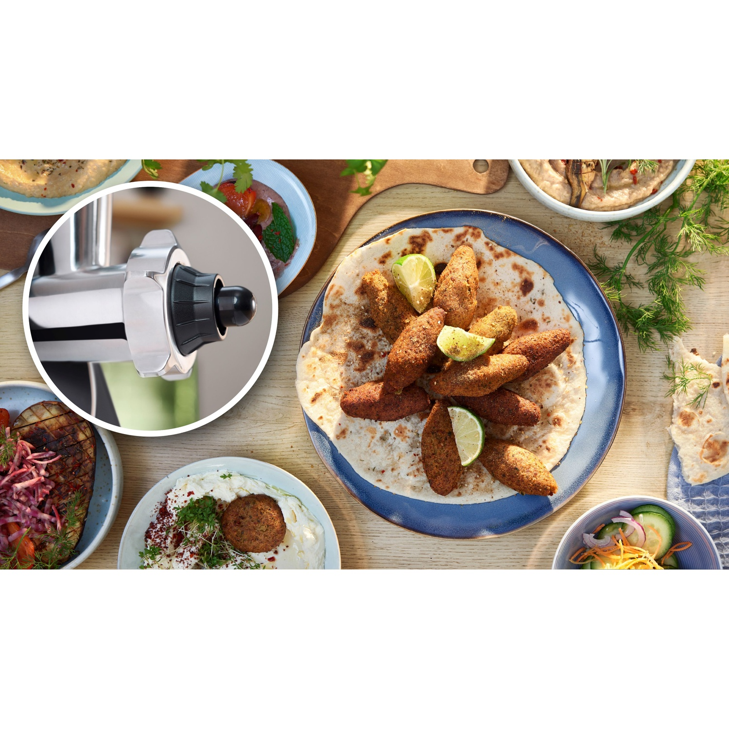 Scena culinaria con falafel, pane pita e contorni. È visibile un tritacarne.