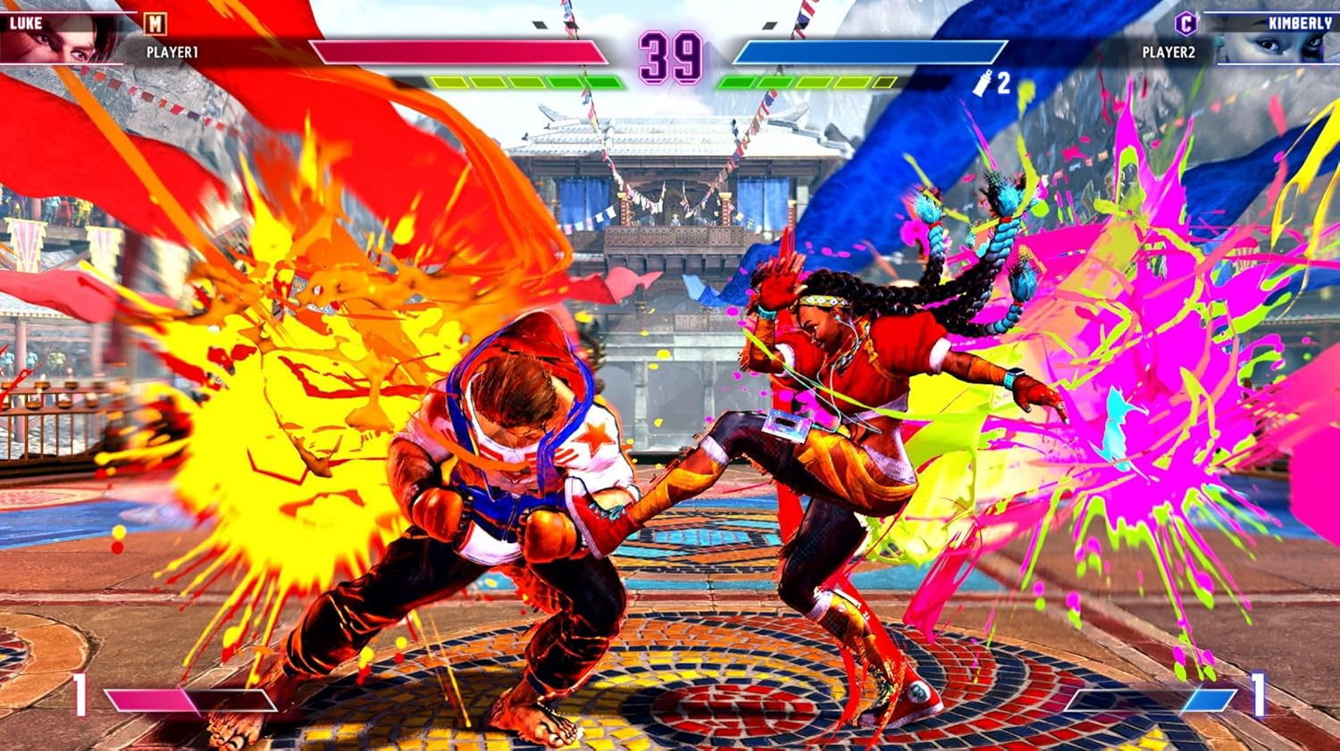 Dos luchadores en acción, fuego y pintura colorida.