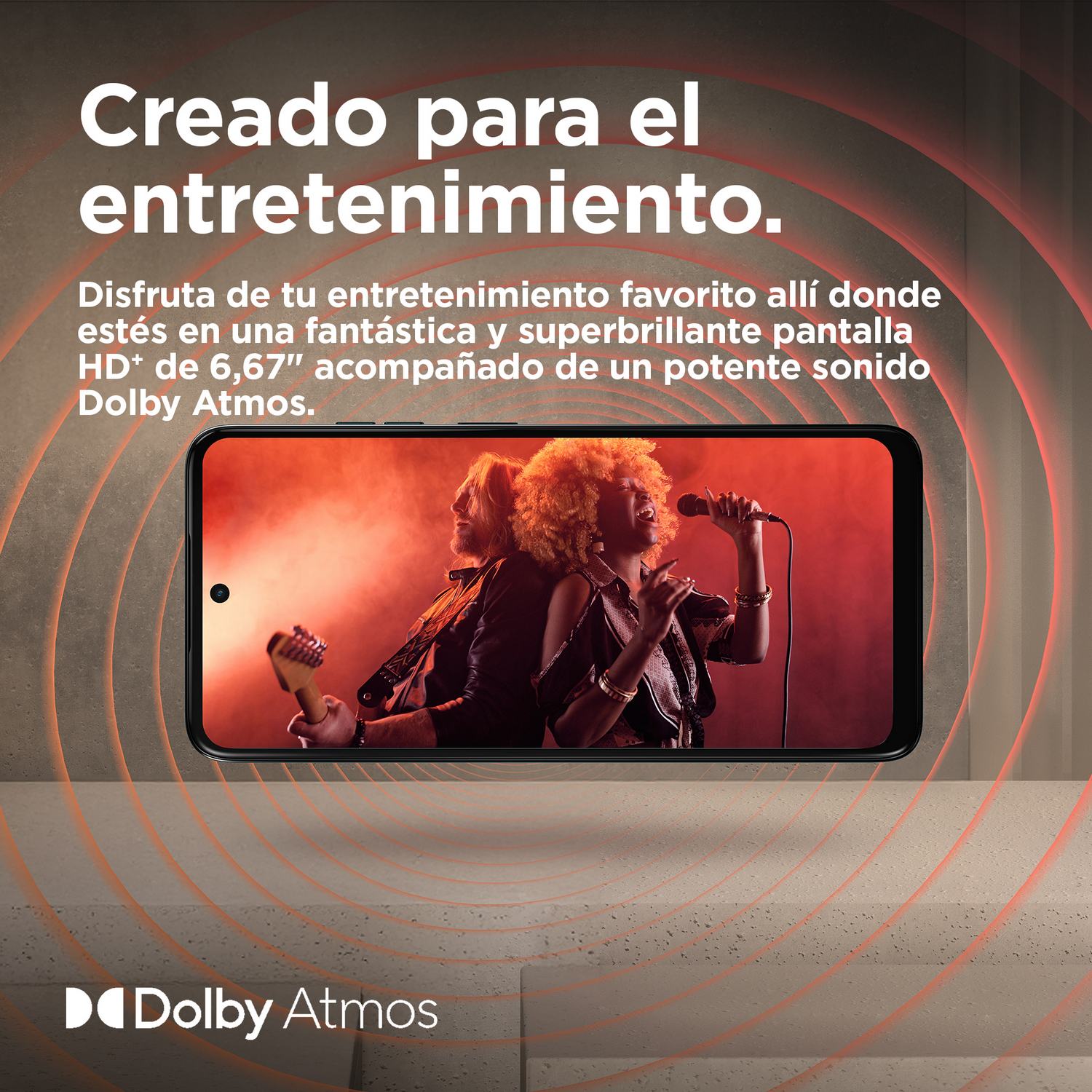 Pantalla de teléfono mostrando concierto con artistas, logo Dolby Atmos abajo, rodeado de diseño de ondas de sonido.