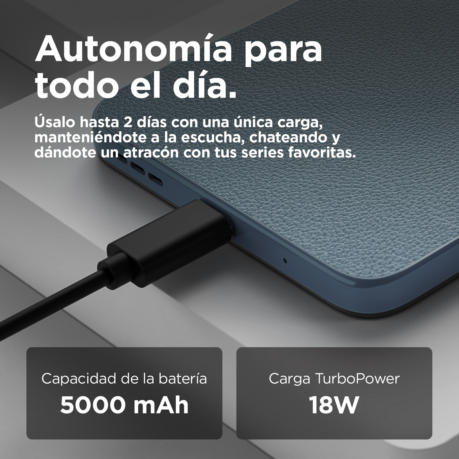 Primer plano de un teléfono cargando, el texto indica batería de 5000 mAh y carga TurboPower de 18W.