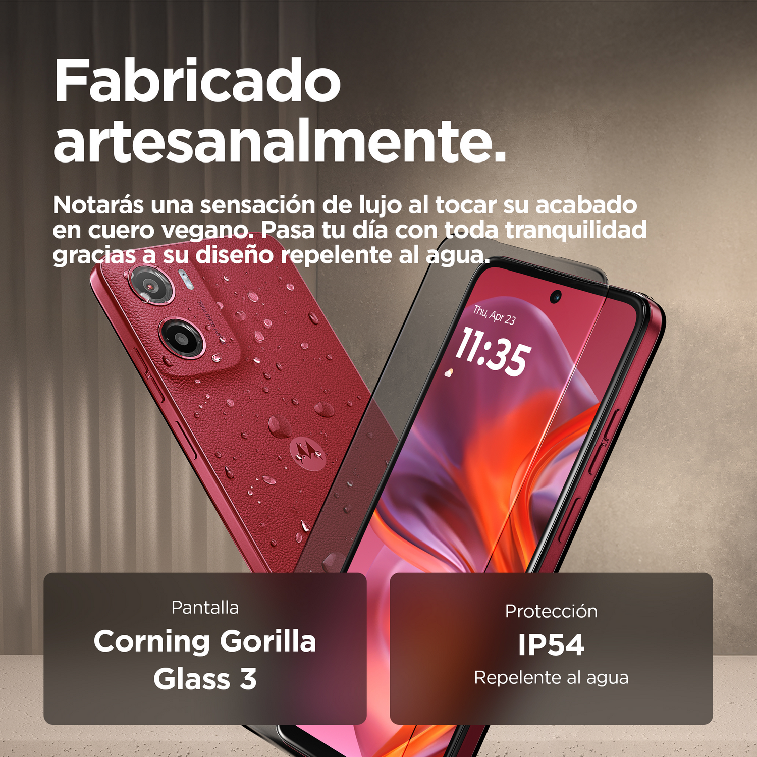 Smartphone rojo con gotas de agua. Texto: Corning Gorilla Glass 3, IP54. Fondo marrón.