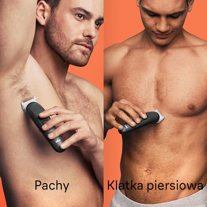 Dwóch mężczyzn przycina włosy na ciele pod pachami i na klatce piersiowej trymerem.