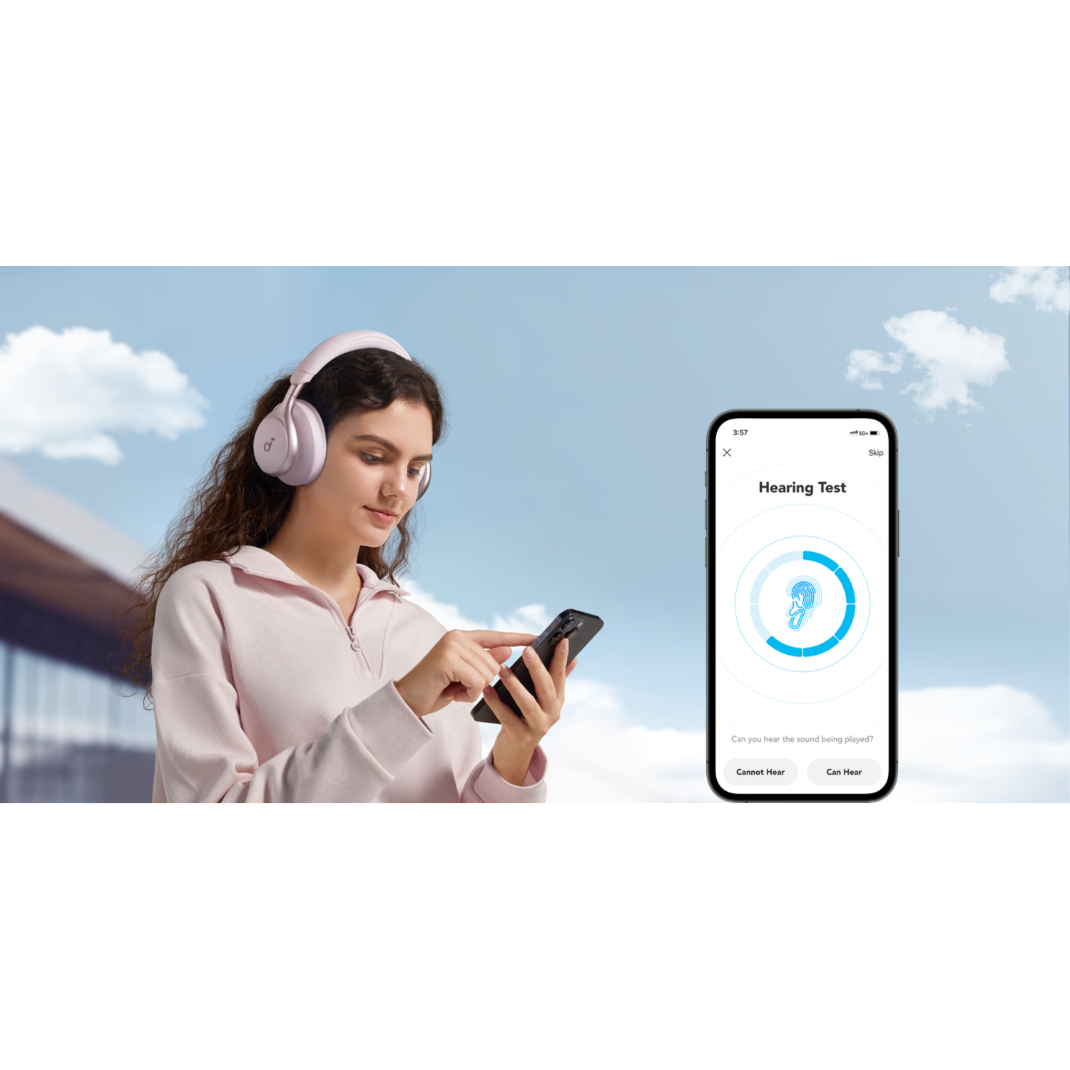 Vrouw die telefoon gebruikt om koptelefoon te testen, gehoortestweergave.