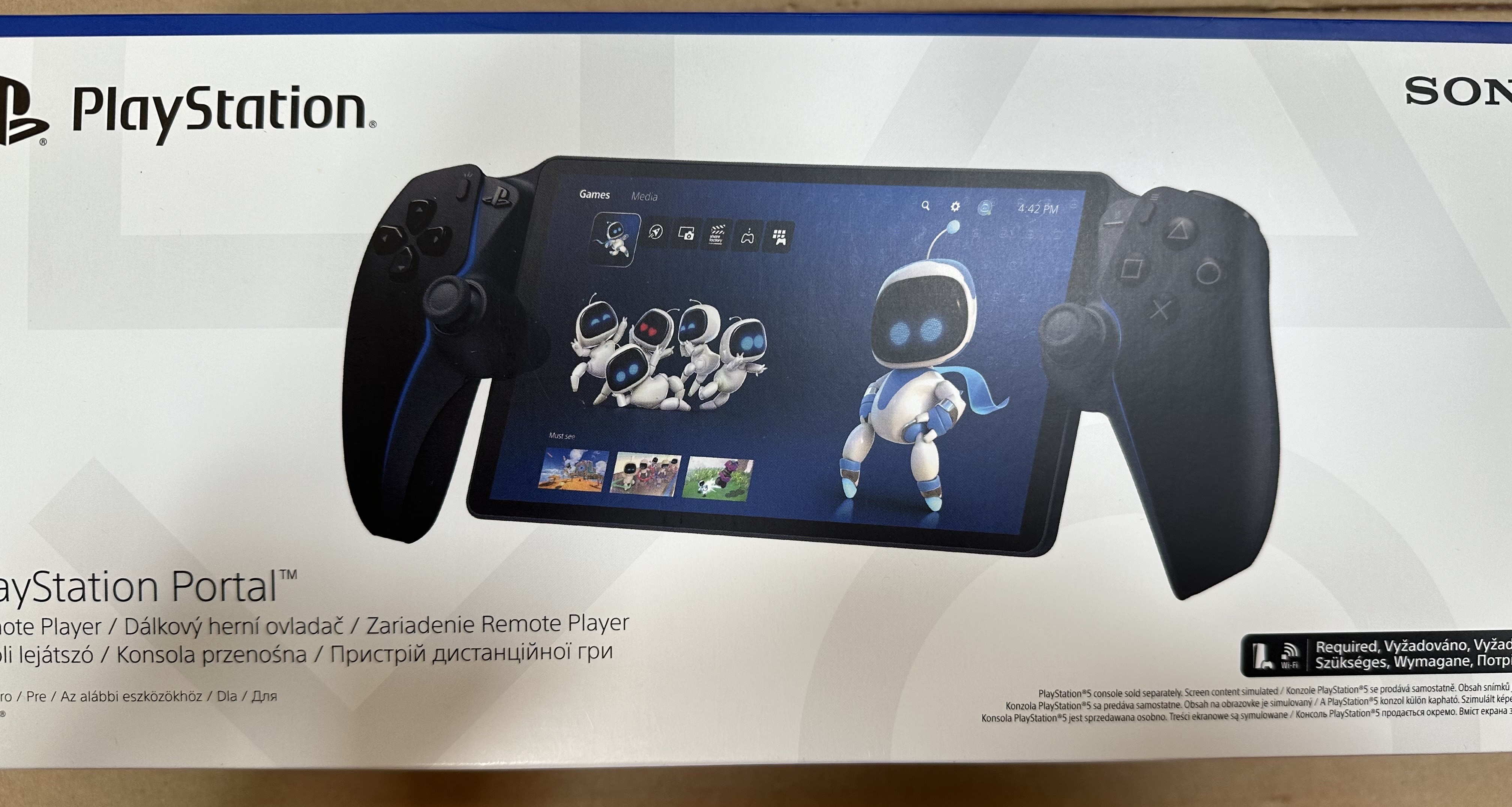 Pudełko PlayStation Portal z podglądem urządzenia i jego kontrolerów.