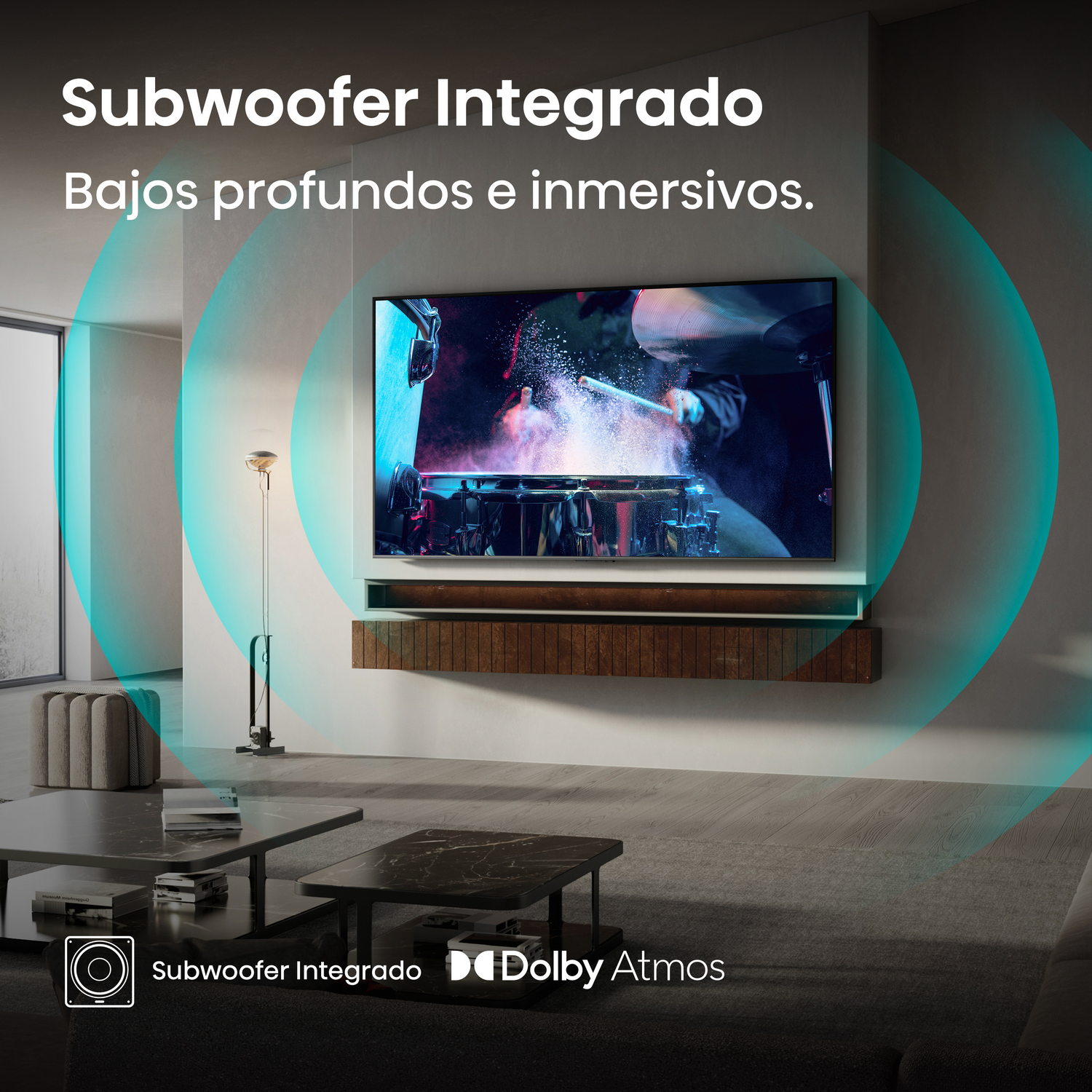 Pantalla con subwoofer integrado, mostrando un baterista con sonido inmersivo proporcionado por Dolby Atmos.