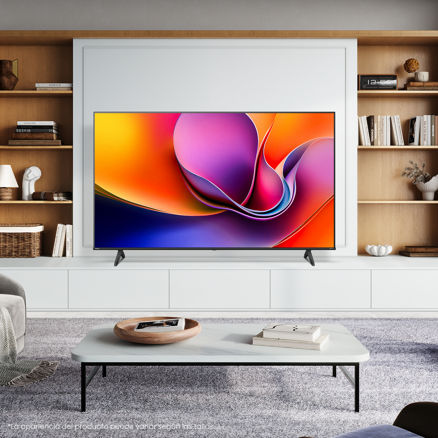 Pantalla de TV en un salón, diseño abstracto colorido, y mobiliario.