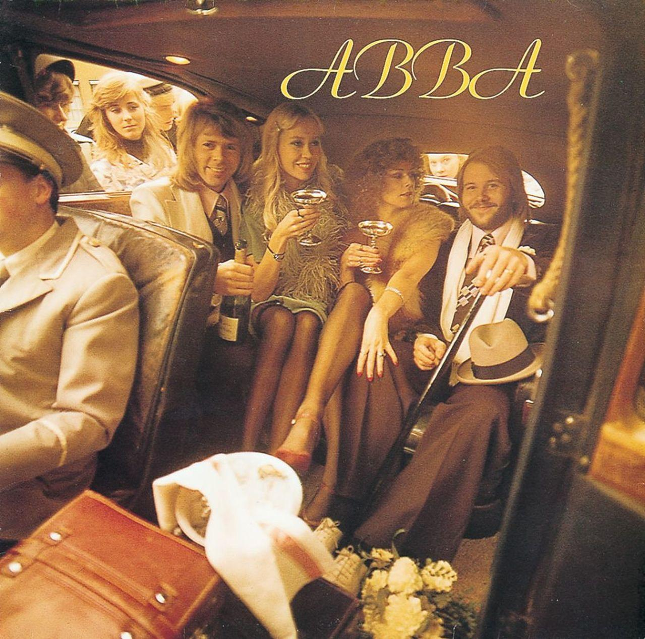 ABBA in einem Auto, Leute sitzen und trinken, die Band ist im Auto.