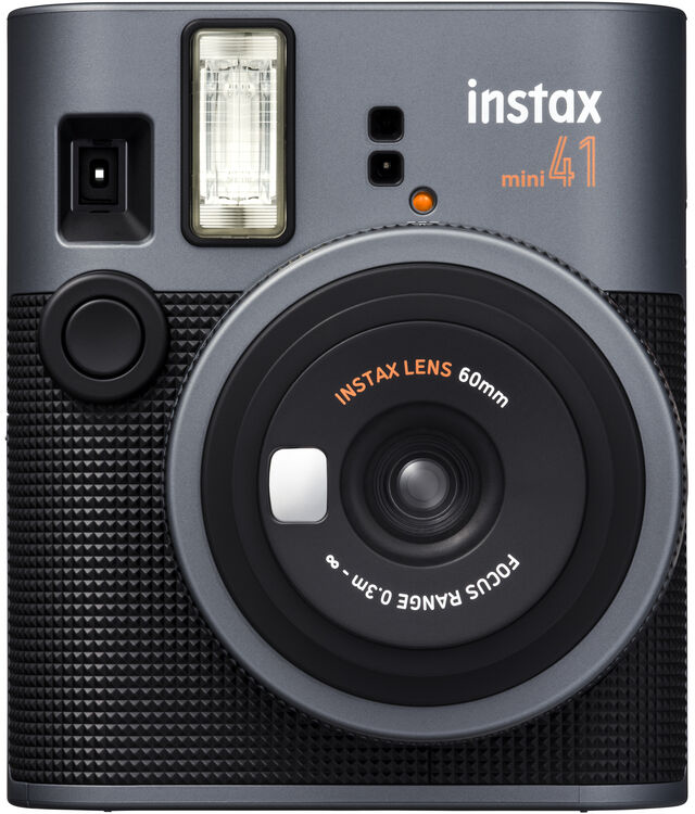Egy szürke instax mini 41 instant fényképezőgép, elölnézet, objektívvel és vakuval.