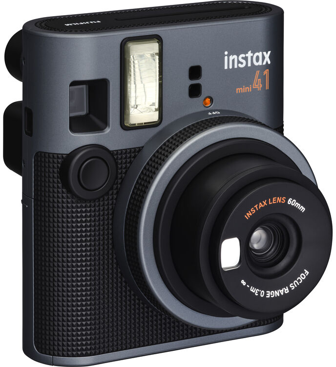 Egy szürke instax mini 41 instant fényképezőgép, szögletes nézet, objektívvel és vakuval.