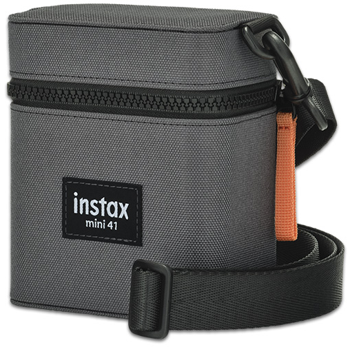 Szürke Instax Mini 41 táska. Fekete cipzárral és pánttal rendelkezik.