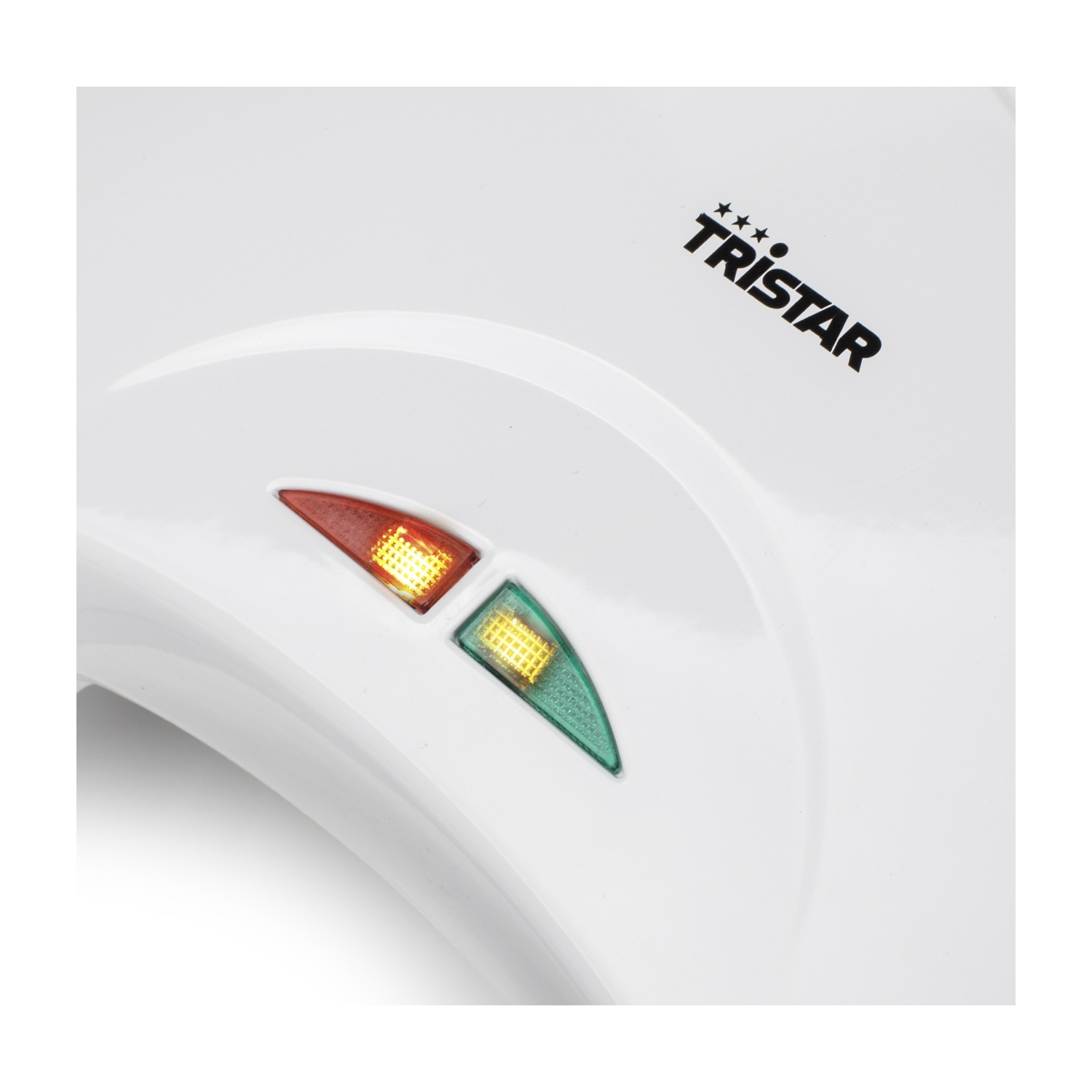 Primo piano di un elettrodomestico bianco con spie rosse e verdi e il logo Tristar.