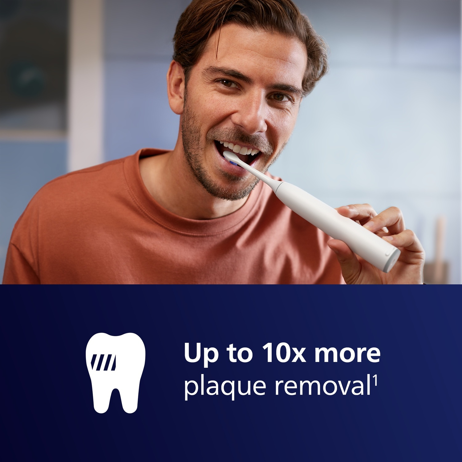 Un homme se brosse les dents avec une brosse à dents électrique blanche. L'image fait la promotion de l'élimination de la plaque.