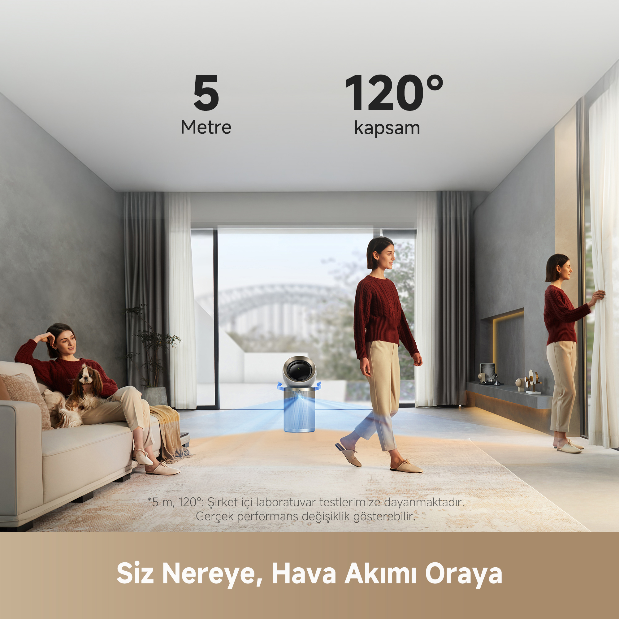 Bir kadın, bir hava temizleyici ile odada yürürken, bir adam ve bir köpek kanepede dinleniyor.