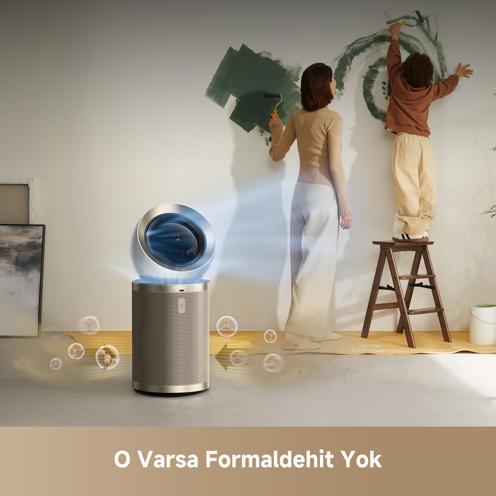 Hava temizleyici, kadın ve çocuk boyama yapan bir oda. Temizleyici hava yayıyor.