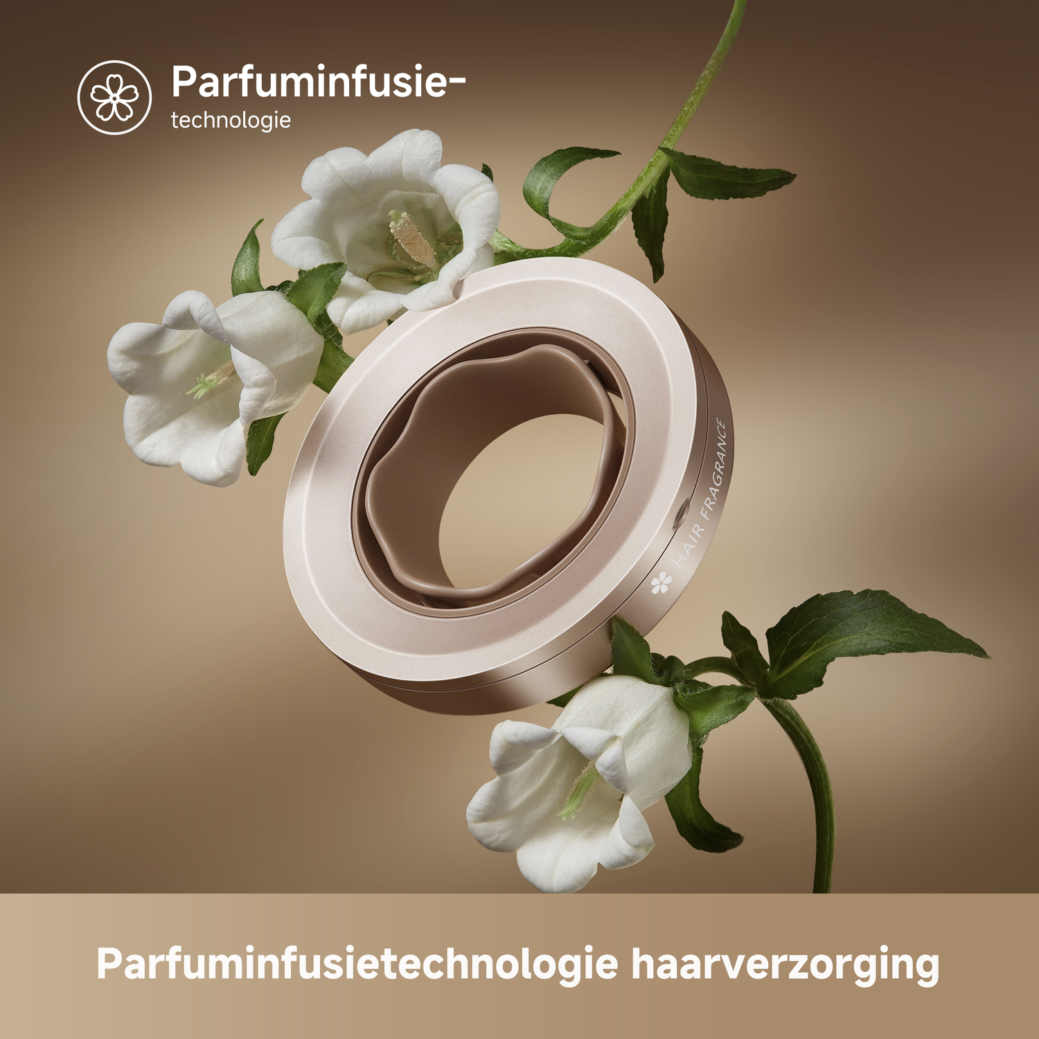 Een haarverzorgingstoestel met witte bloemen, de tekst luidt 'Parfuminfusie technologie'. Achtergrond is een bruine gradiënt.