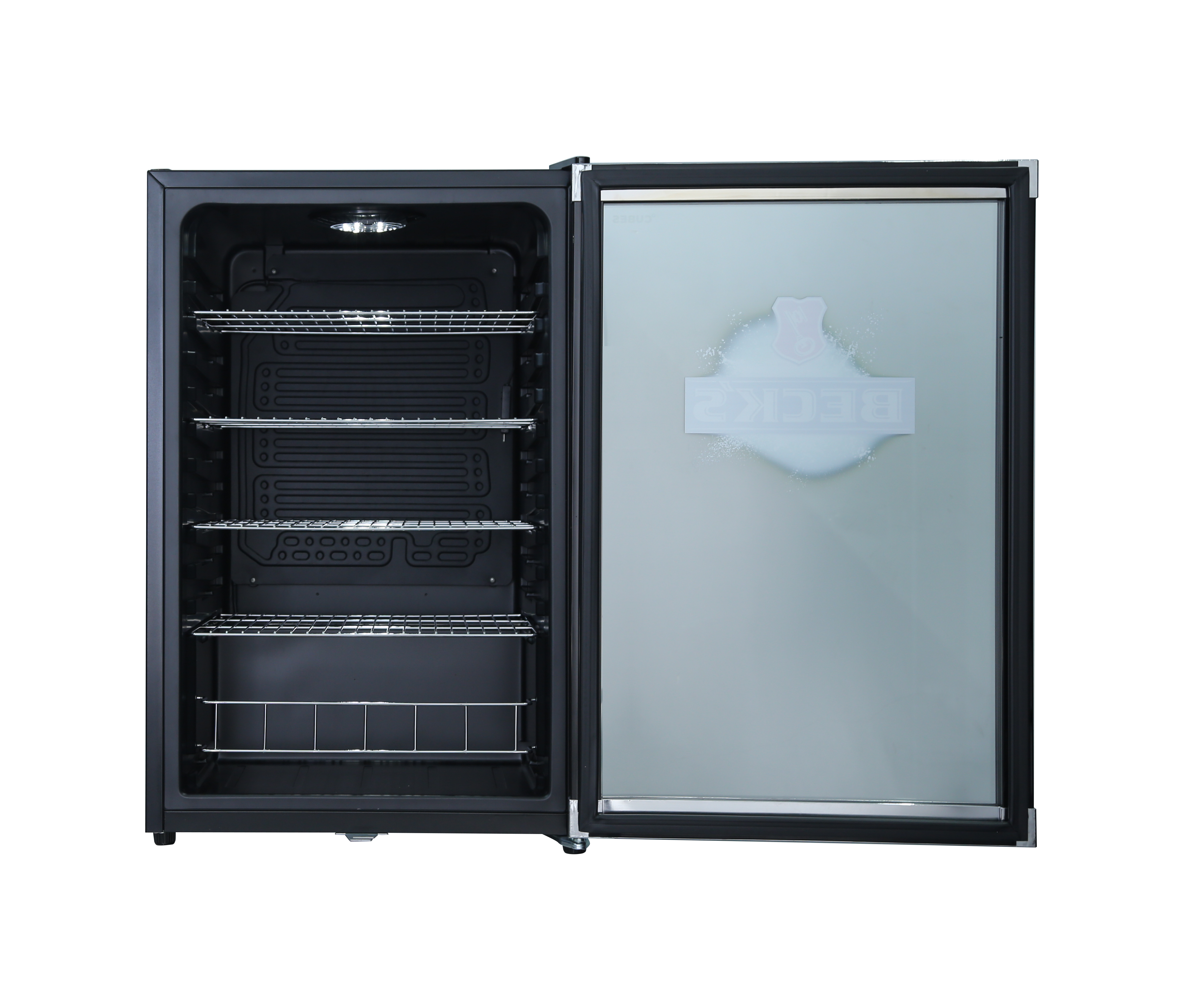 Ein offener Beck's Bier Mini-Kühlschrank mit Regalen und Glastür.