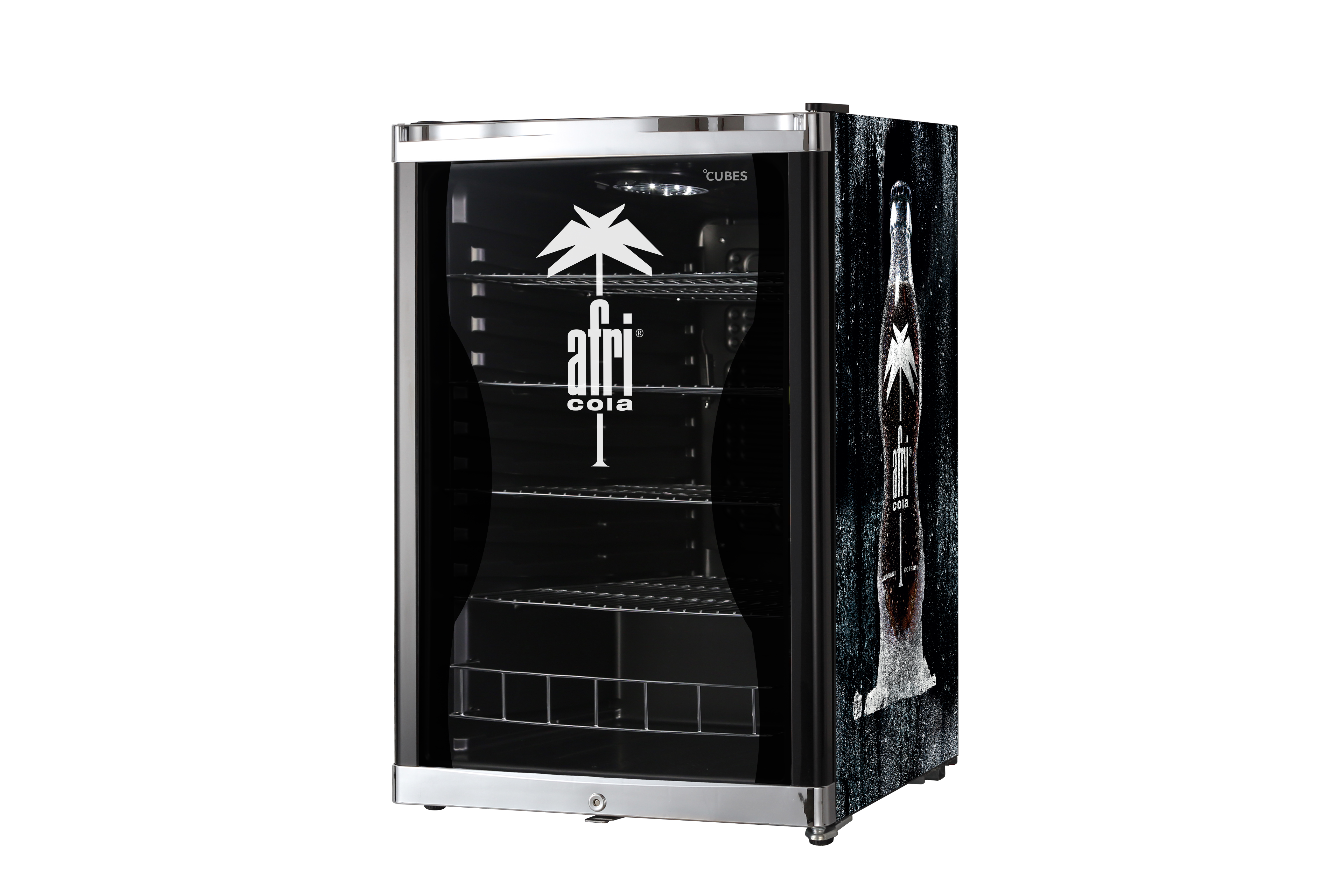 Schwarzer Minikühlschrank mit Afri-Cola-Logo. Die Seite hat Afri-Cola-Flaschenkunst. Silberne Verkleidung.