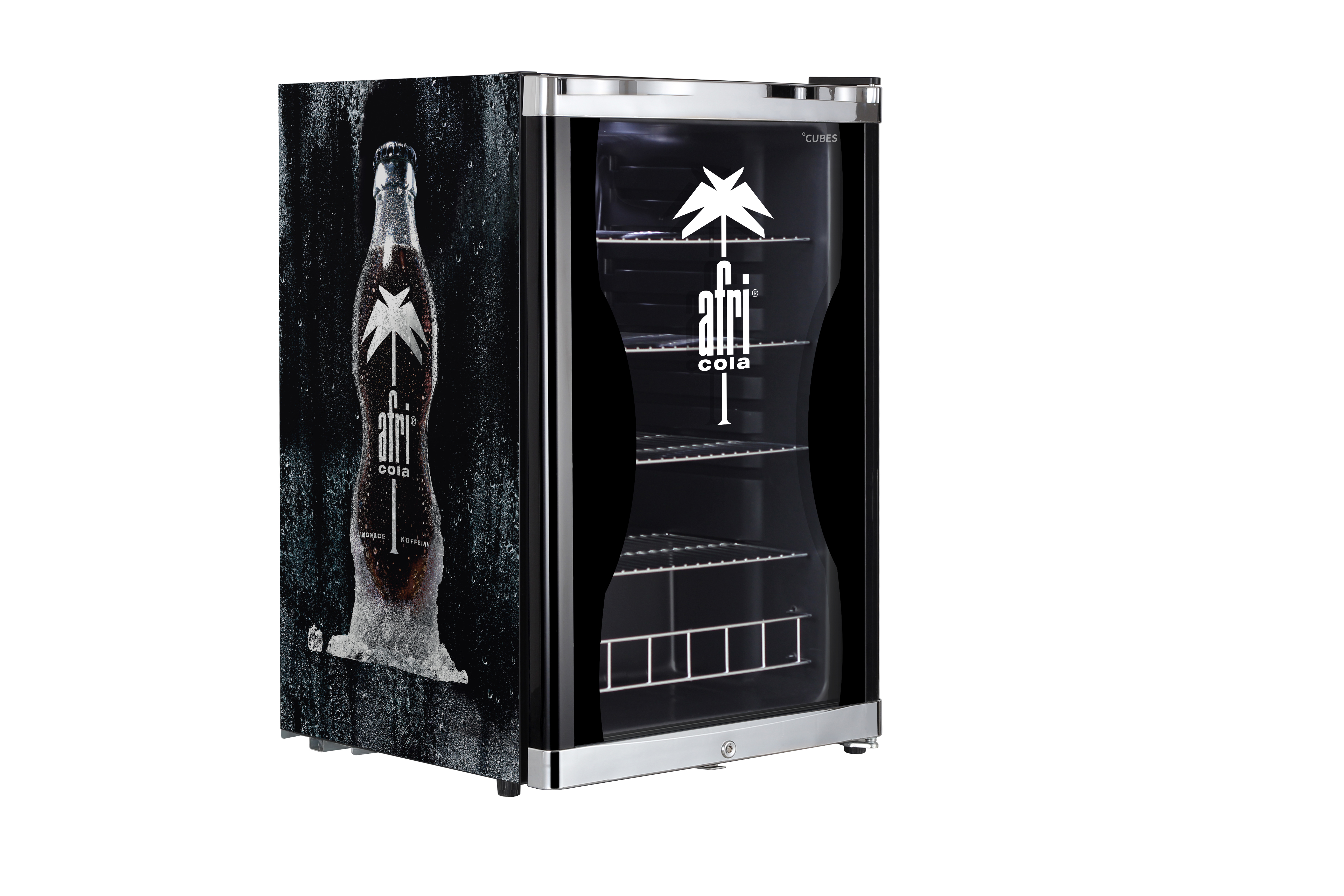 Schwarzer Minikühlschrank mit Afri-Cola-Flasche auf der Seite. Die Front hat Afri-Cola-Logo und Regale.