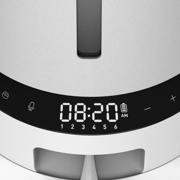 Nahaufnahme eines weißen Geräts mit Digitalanzeige, die 08:20 Uhr anzeigt. Zahlen 1 bis 6 unten. Das Gerät ist gebogen.