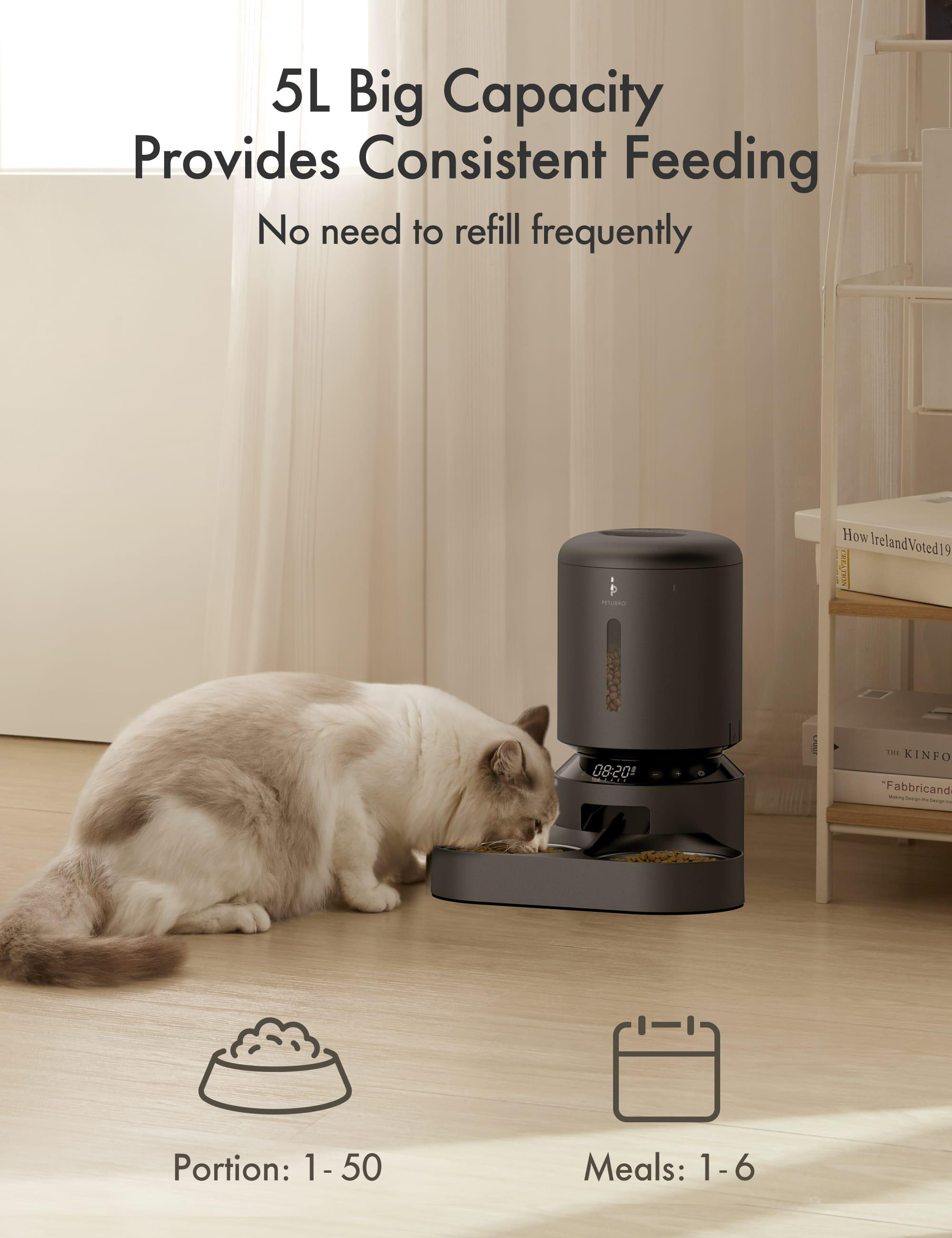 Eine Katze frisst aus einem Futterautomaten, mit Text, der 5L Fassungsvermögen und konstante Fütterung angibt.