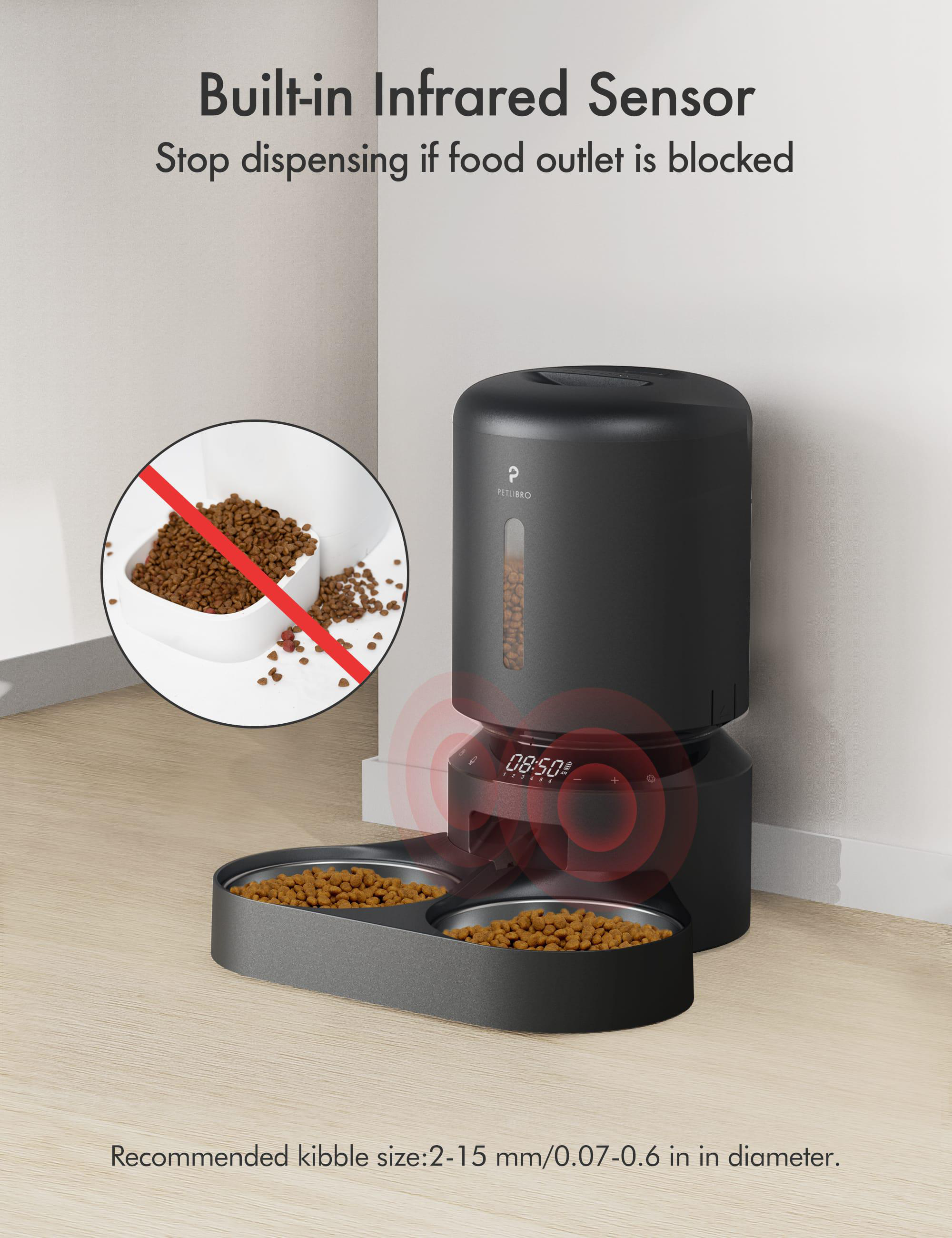 Automatischer Futterautomat mit blockiertem Futterauslass, mit einem roten X-Zeichen. Es zeigt die Zeit und die Größe der Kroketten an.