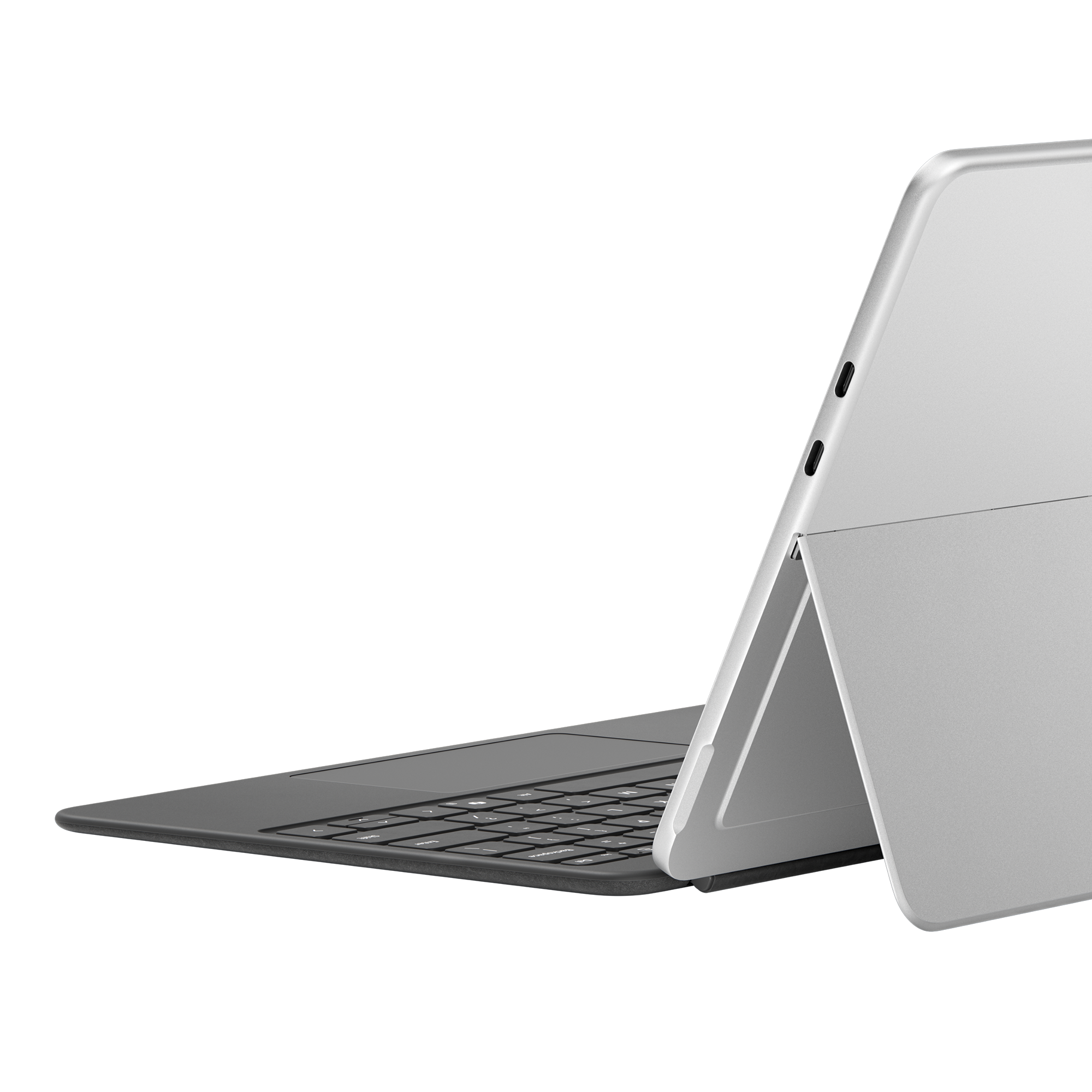 Een zilveren laptop, gedeeltelijk open. Het toetsenbord is zwart en het scherm zilver. De achtergrond is wit.