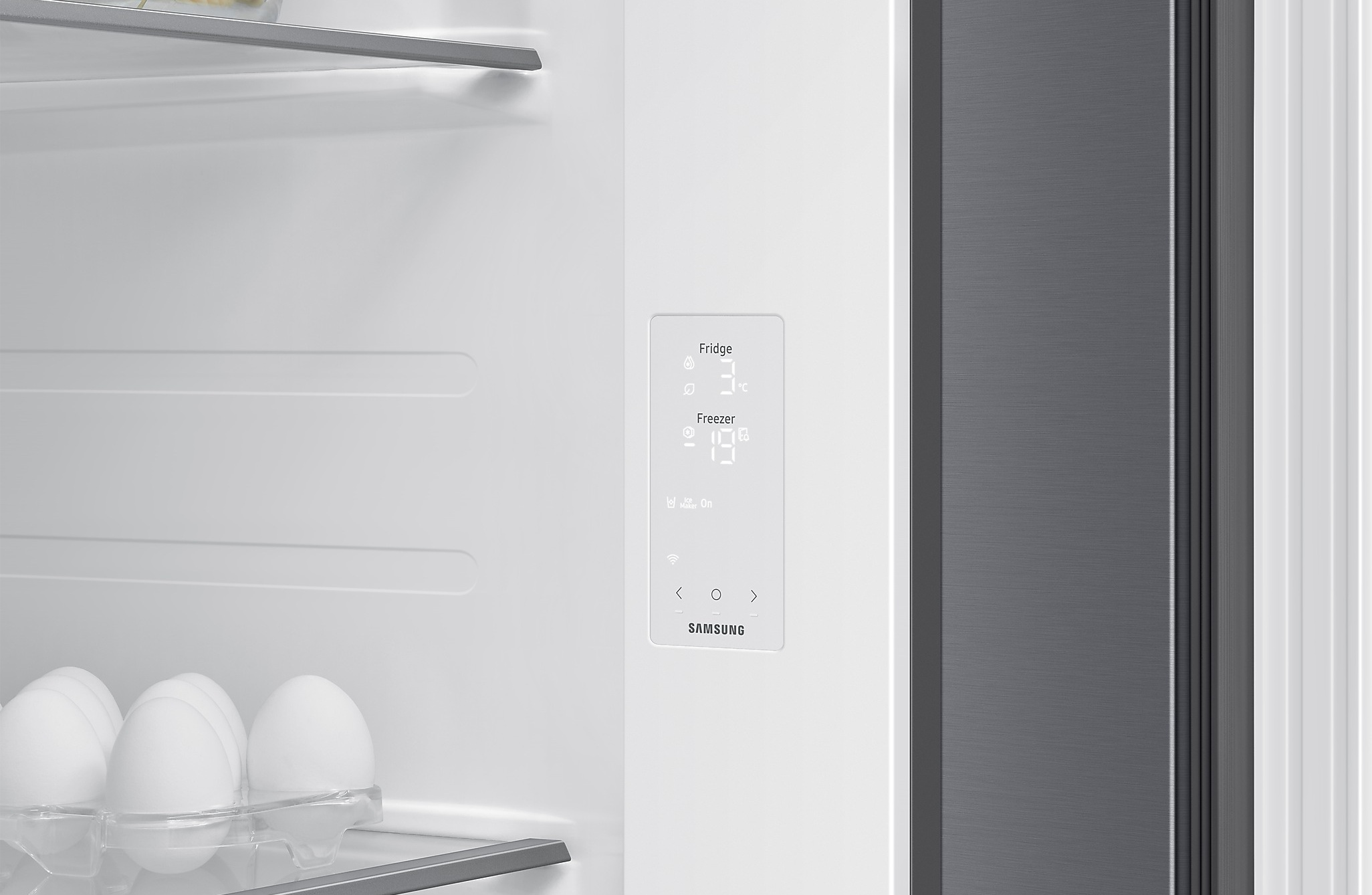 Widok wnętrza lodówki, pokazujący wnętrze z półkami i ustawieniami temperatury.