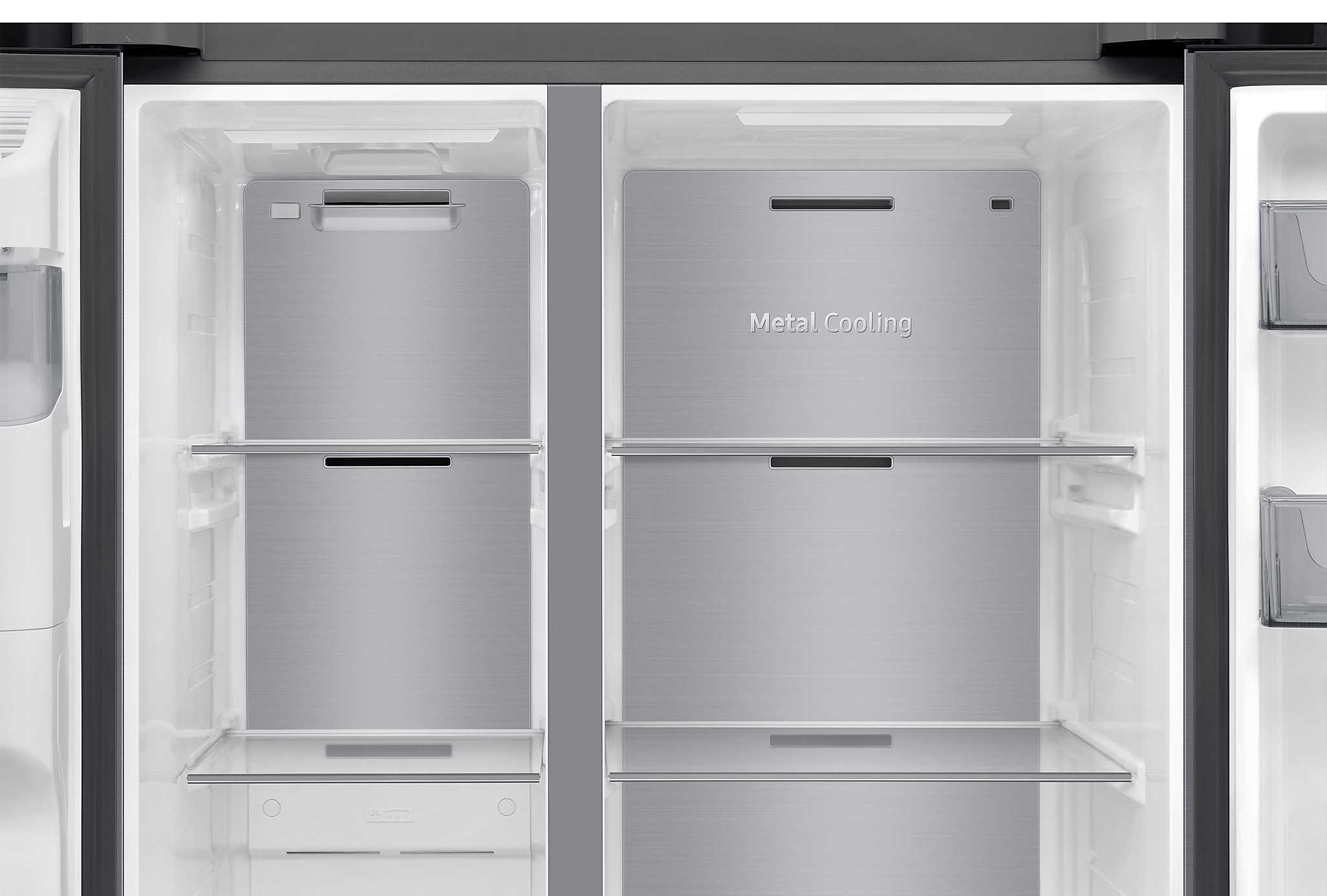 Widok wnętrza lodówki z półkami i metalowymi panelami chłodzącymi. Drzwi są otwarte.