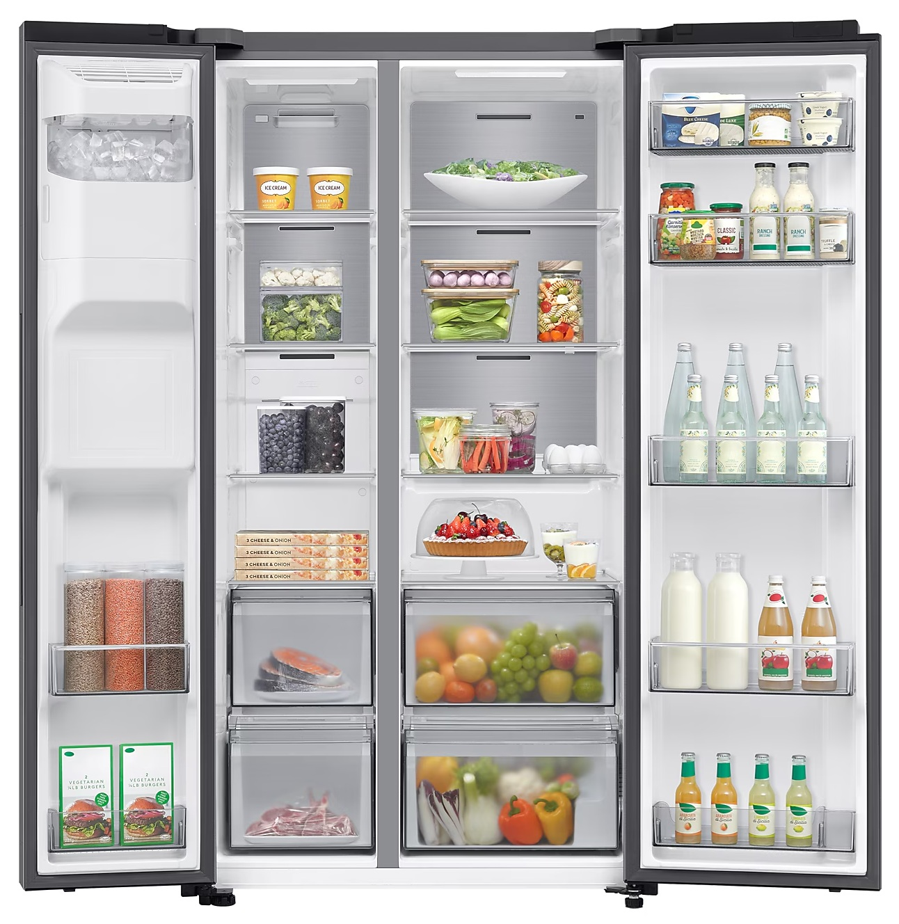 Otwarta lodówka wypełniona artykułami spożywczymi, w tym warzywami, napojami i pakowanymi produktami.