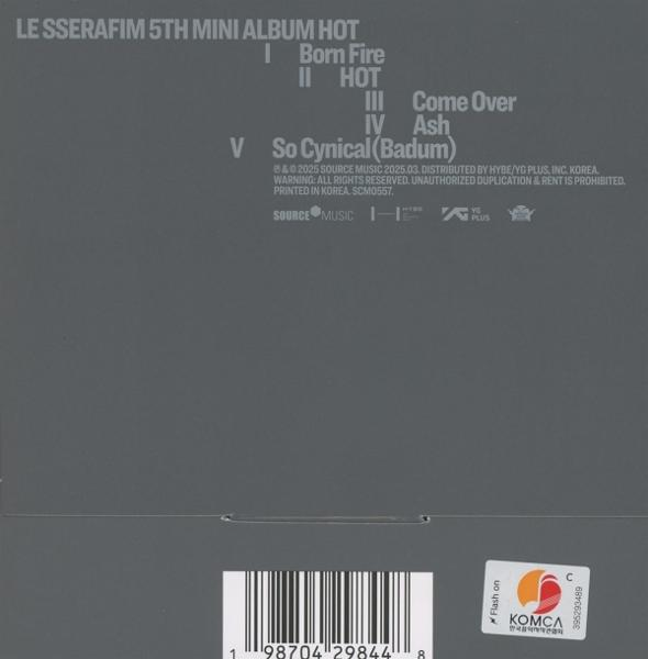 Szürke CD tok hátulja, számlistával, vonalkóddal és KOMCA matricával. Album címe: LE SSERAFIM 5TH MINI ALBUM HOT.