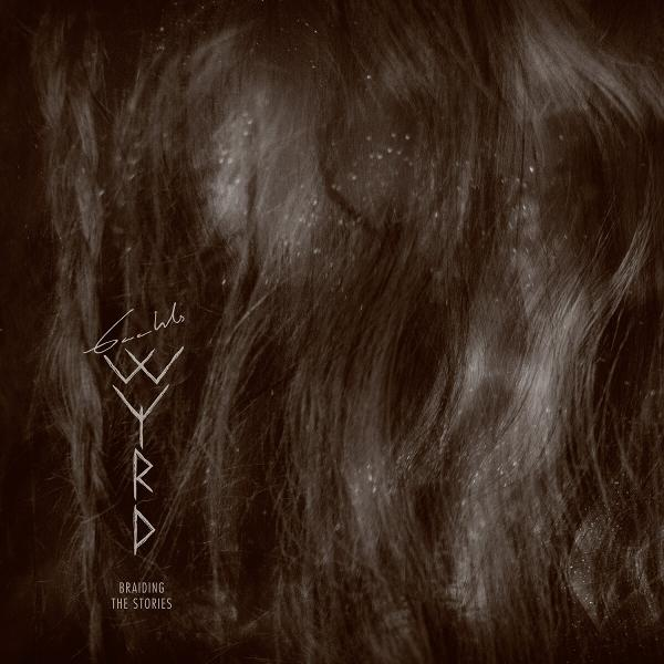 Szépia tónusú kép sötét hajjal, a szöveg: 'Wyrd' és 'Braiding the Stories'. Aláírás felül.