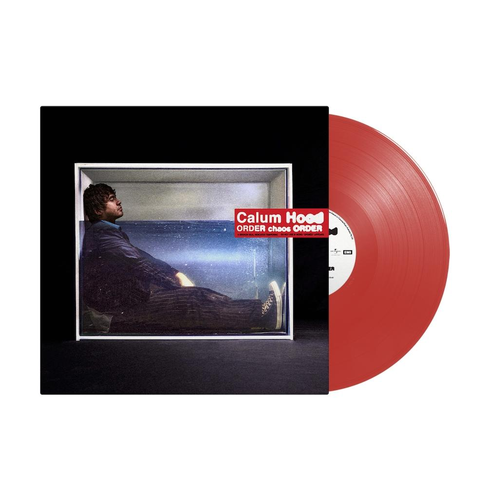 Albumcover: Mann im Wasser, rote Schallplatte. Album mit dem Titel "Order Chaos Order" von Calum Hood.