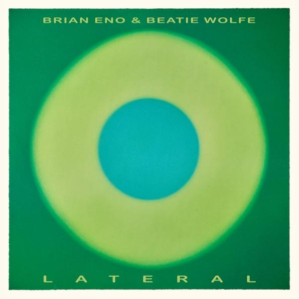 Fond vert avec un grand cercle vert clair, un centre turquoise et texte en haut et en bas: BRIAN ENO & BEATIE WOLFE, LATERAL.