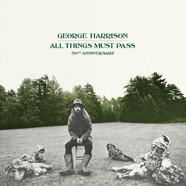 George Harrison zit op een krukje, met kabouters. Albumhoes, 'All Things Must Pass'.
