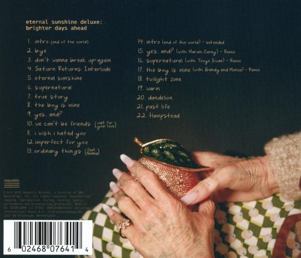 Ältere Hände halten eine mit Juwelen besetzte Clutch. Der Hintergrund ist ein dunkles Albumcover mit Songtiteln. Das Farbschema ist dunkel und Vintage.