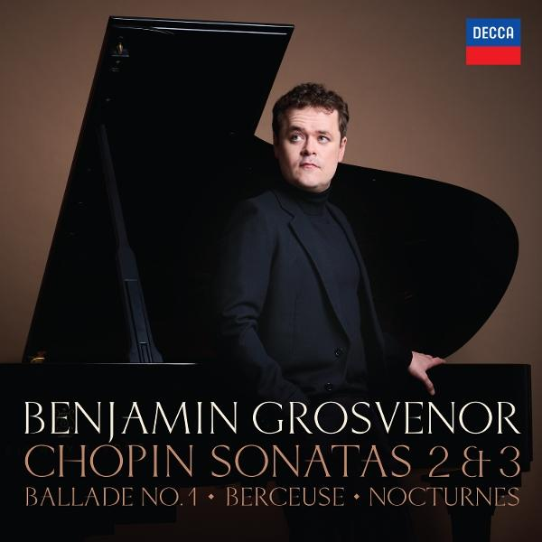 Pianist Benjamin Grosvenor lehnt sich an ein Klavier. Text: Chopin Sonaten 2 & 3. DECCA-Logo.