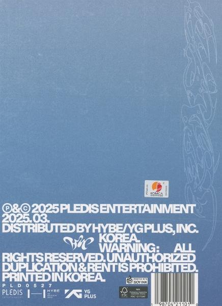 Blauer Hintergrund mit weißem Text: Copyright-Informationen und ein Barcode. Weißes abstraktes Design auf der rechten Seite. Oben befindet sich ein Aufkleber.
