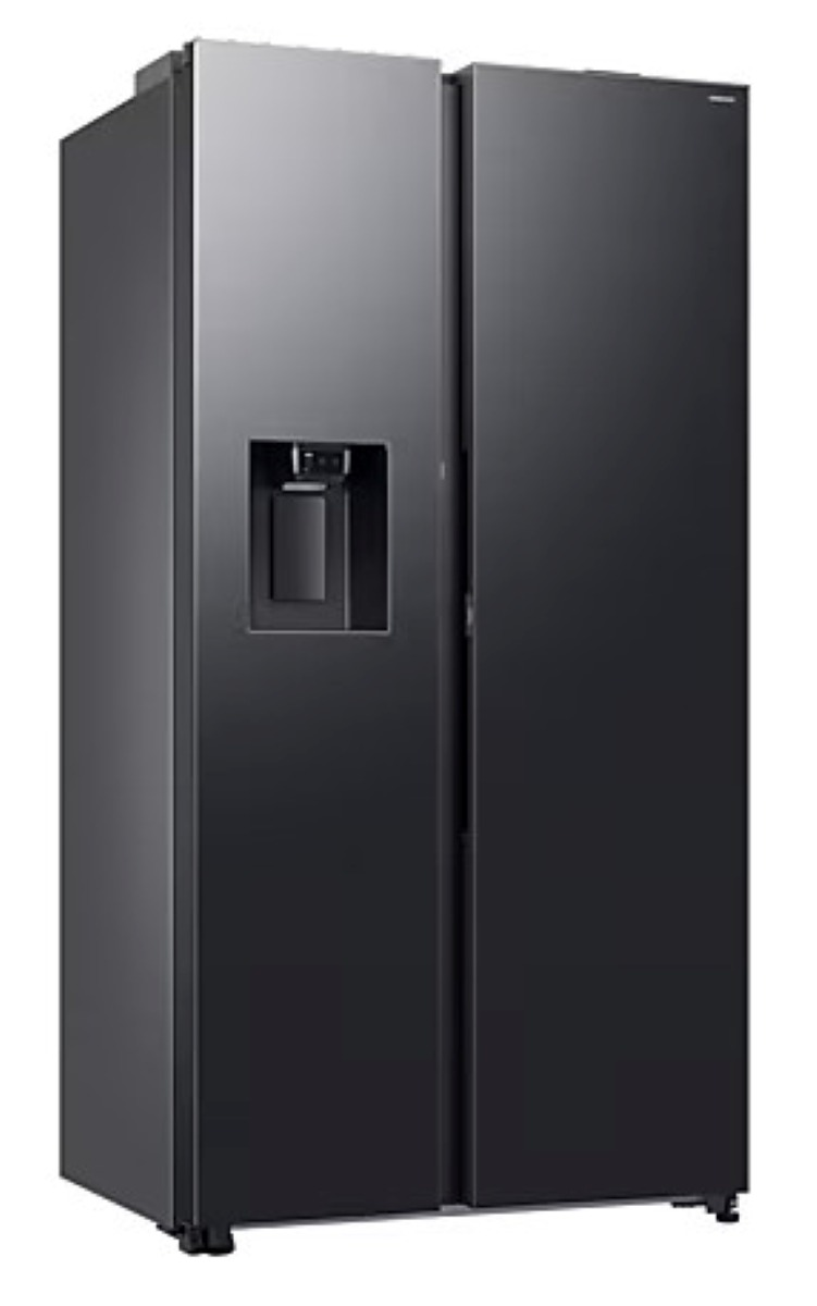 Czarna lodówka typu side-by-side, wyizolowana na białym tle. Lodówka ma dozownik wody.