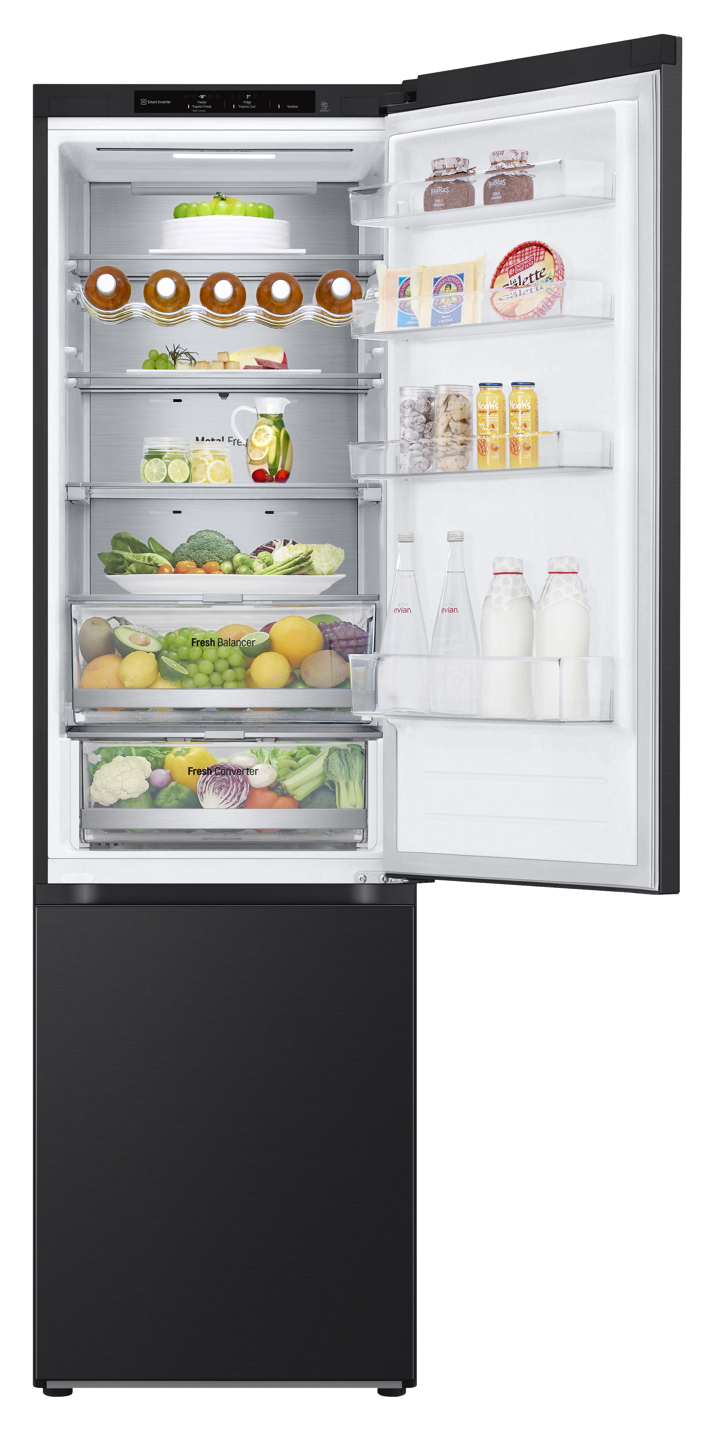 Offener Kühlschrank auf schwarzem Hintergrund. Regale mit Lebensmitteln: Käse, Saft, Wasser, Obst, Gemüse und Milchprodukte.