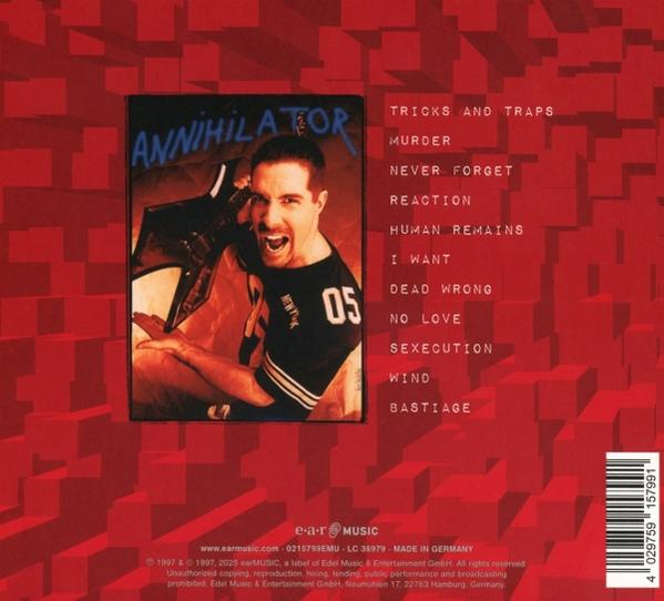 CD-hoes met schreeuwende man in shirt. Tekst bevat Annihilator, songtitels en rode geometrische achtergrond.