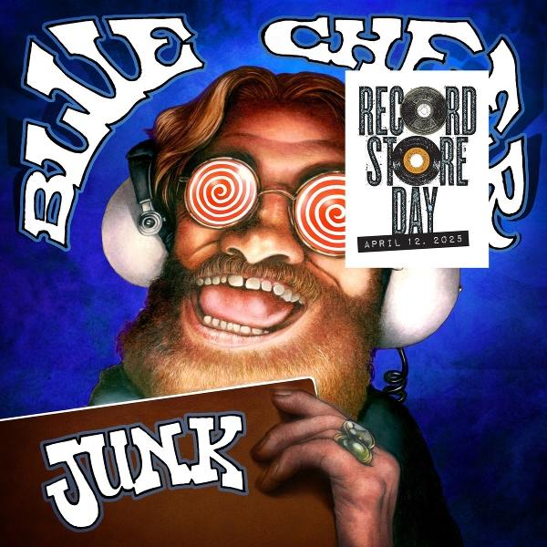 Spirál szemüveges, fejhallgatós férfi, 'JUNK' könyvvel. Record Store Day hirdetés, április 12, 2025, kék háttérrel.