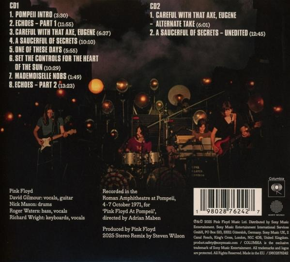 A Pink Floyd élőben a pompeji amfiteátrumban. A zenészek hangszereken játszanak a színpadon, a dalok címei és az album részletei láthatók.
