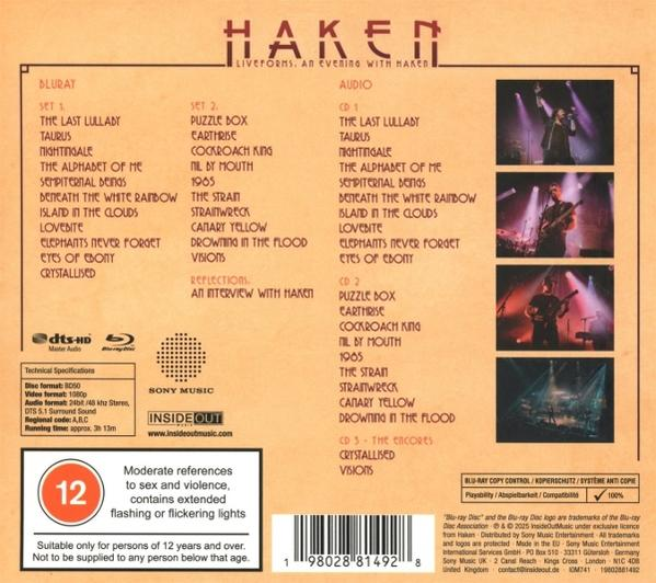 Blu-ray lemez hátlapja koncert számlistával, zenekari képekkel. Villogó fényekre, korlátozásra és szerzői jogi információkra vonatkozó figyelmeztetések.